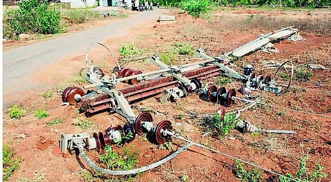 கிருஷ்ணகிரியில் சூறாவளிக் காற்றால் 400 மின் கம்பங்கள் முறிந்து சேதம்: சீரமைக்கும் பணி தீவிரம்