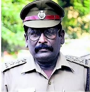 போலீஸ் அதிகாரிக்கு கைவிலங்கிடச்செய்த நவீன கண்ணகி!