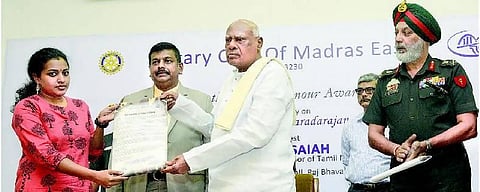வீரமரணமடைந்த முகுந்த் வரதராஜனுக்கு கவுரவ விருது: ஆளுநர் ரோசய்யா வழங்கினார்