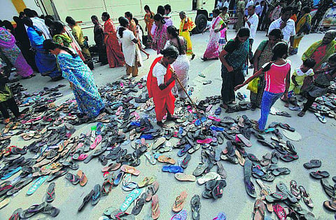 செருப்பு தொலைந்த கதைகள்