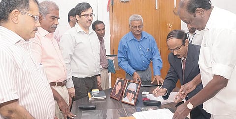 மின்சார ஒழுங்குமுறை ஆணைய தலைவர் நியமனத்தில் சர்ச்சை- நீதிபதியை நியமிக்க உயர் நீதிமன்றத்தில் தொழிற்துறையினர் முறையீடு