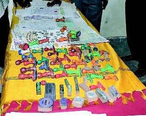 பள்ளி, கல்லூரி போலி கல்விச் சான்றிதழ் தயாரித்த 3 பேர் கைது