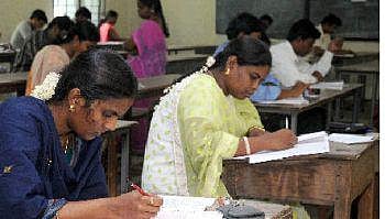 முதல் முயற்சியில் ஐ.ஏ.எஸ். தேர்வில் வெற்றி பெற்ற மாற்றுத் திறனாளி மாணவி