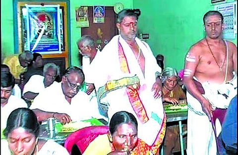 பக்தர்களின் பசியாற்றுவது பெரும் பாக்கியம்- நற்தொண்டு செய்யும் நவதாண்டவ தீட்சிதர்