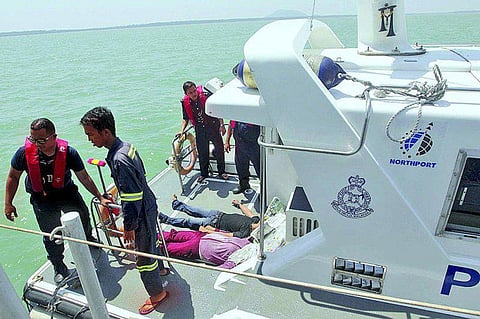 மலேசியாவில் படகு விபத்து: 32 பேர் மாயம் - காணாமல் போனவர்களை தேடும் பணி தீவிரம்
