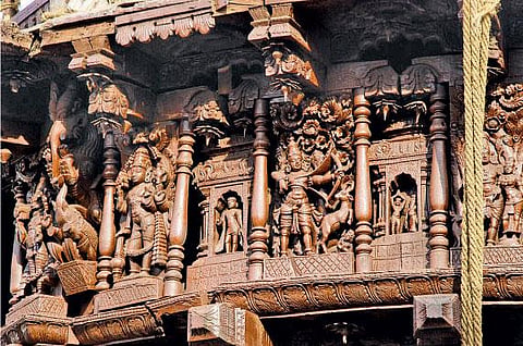 காலத்தின் தூண்களாக நிற்கும் தேர்கள்