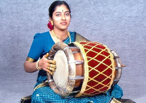 தவில் ஐஸ்வர்யா: விரலுக்குத் தகாத வீக்கம்!