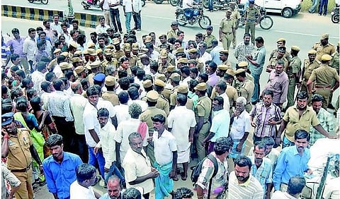 கரூரில் பாலியல் பலாத்காரம் செய்து இளம்பெண் கொலை: குற்றவாளிகளைப் பிடிக்க 4 தனிப்படைகள்