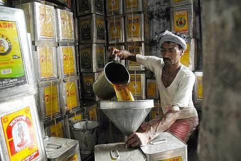 கிடுகிடுவென உயர்ந்துவரும் சமையல் எண்ணெய் விலை: வியாபாரிகளுடன் அரசு அவசர ஆலோசனை