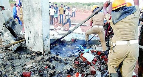 சிவகாசி அருகே பரிதாபம் : பட்டாசு ஆலையில் வெடி விபத்து; 2 தொழிலாளர்கள் உயிரிழப்பு