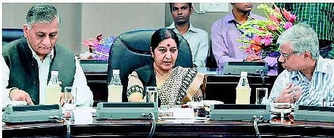 இராக் பிரச்சினை: வளைகுடா தூதர்களுடன் சுஷ்மா ஆலோசனை