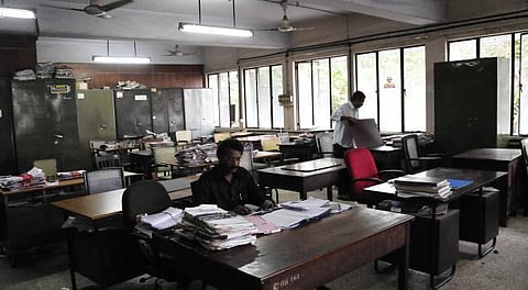 இந்தி மொழி பயிற்சிக்கு செல்லாத, தேர்வு எழுதாத 11 பேருக்கு மெமோ
