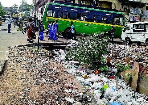 குப்பை நகரமாக மாறிய செங்கல்பட்டு நகராட்சி: துப்புரவு பணியிடங்களை நிரப்புவது எப்போது?