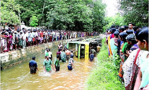 கால்வாய்க்குள் மினி பஸ் பாய்ந்து பயணிகள் காயம்