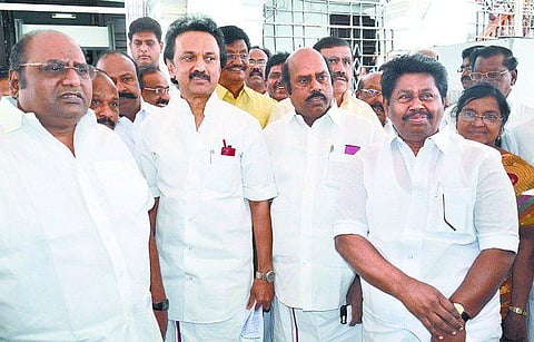 பேரவையில் இருந்து எதிர்க்கட்சிகள் வெளிநடப்பு: மவுலிவாக்கம் சம்பவம் குறித்து பேச அனுமதி மறுப்பு