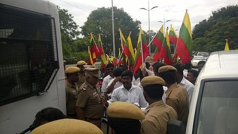 வேட்டி கட்டி கிரிக்கெட் கிளப்பில் நுழையும் போராட்டம்: தமிழர் வாழ்வுரிமைக் கட்சியினர் கைது