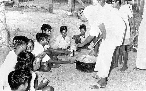காமராஜர் எனும் கல்வி விளக்கு