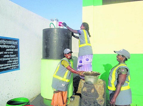 குப்பையில்லா அச்சிறுப்பாக்கம் பேரூராட்சிக்கு ஐஎஸ்ஓ தரச் சான்றிதழ்- மக்களே குப்பையை பிரிக்கும் அற்புதம்: தீவிரமாக பணியாற்றும் பசுமை நண்பர்கள்