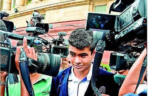 நாடாளுமன்றத்தில் சோனியாவின் பேரன்: 5-வது தலைமுறை அரசியல்?