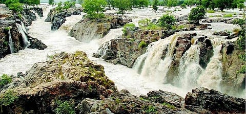 ஒகேனக்கல்லில் வெள்ளப்பெருக்கு: அருவியில் குளிக்க, பரிசல் இயக்க தடை