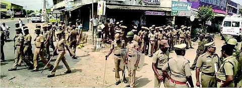 பெரியபாளையம் அருகே இரு கிராமத்தினர் மோதல்: போலீஸ் குவிப்பு, கடைகள் அடைப்பு