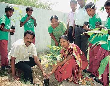 ஒரு மாணவன்.. ஒரு பாட்டில்.. ஒரு செடி.. - பள்ளிக் குழந்தைகளை இயற்கை ஆர்வலர்களாக்கிய ஆசிரியர் சிட்டம்பட்டி சிவராமன்