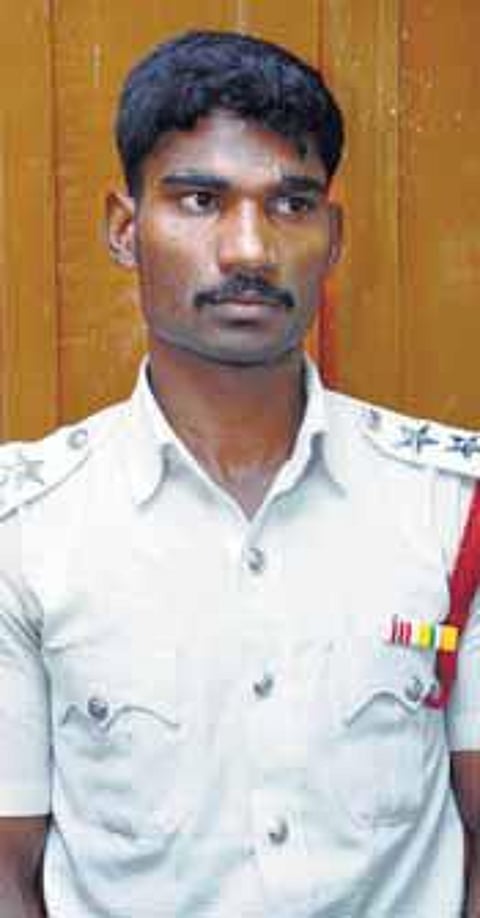 போக்குவரத்து உதவி ஆய்வாளர் சீருடையில் திருச்சி பேருந்து நிலையத்தில் தூக்கம்: செங்கல் சூளை தொழிலாளி கைது