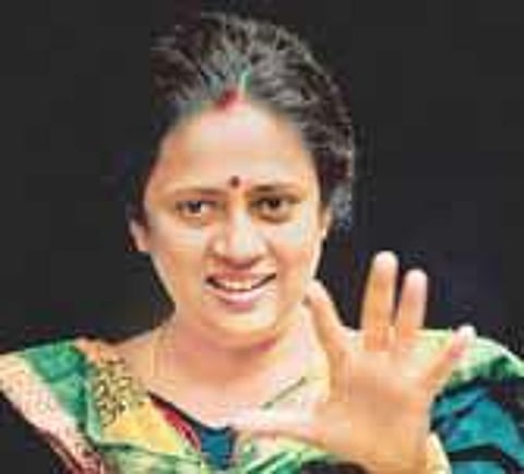 ஆபத்துக்கு அருகில் ஒரு பெண் இயக்குநர்!