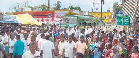 இரு பிரிவினர் மோதல்: கோட்டாட்சியர் அலுவலகம் முற்றுகை