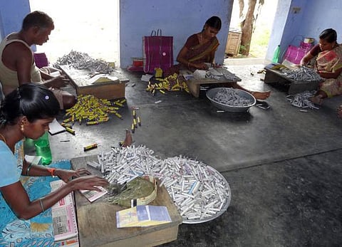 67 பட்டாசு ஆலைகள் உரிமங்களுக்கு தற்காலிக தடை