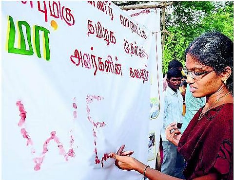 ரத்தத்தால் கோரிக்கையை எழுதி வனக் கல்லூரி மாணவர்கள் போராட்டம்