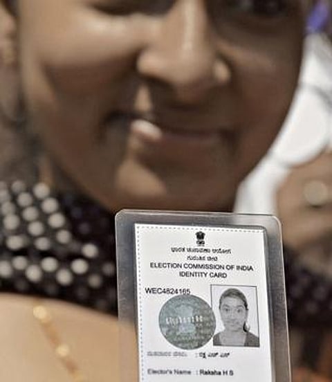 வாக்காளர் அடையாள அட்டை புதிய வடிவில் வழங்க ஏற்பாடு