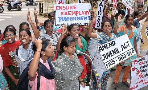 16 வயதுக்கு மேற்பட்டோர் கடும் குற்றம் புரிந்தால் பெரியவராக கருதி தண்டனை: புதிய வரைவு மசோதாவுக்கு சட்ட அமைச்சகம் அனுமதி