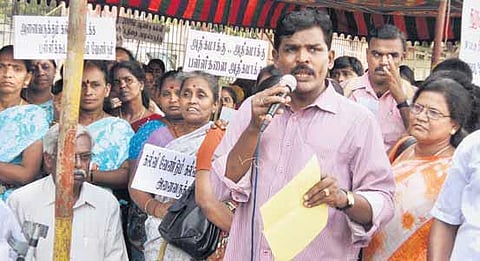 குழந்தைகளின் உரிமைகளுக்காக போராடும் ‘தோழமை’: தந்தை விட்ட பணியை தொடரும் தனயன்