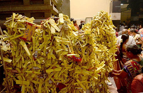 பிரார்த்தனைச் சீட்டுகள் குவியும் அம்மன்