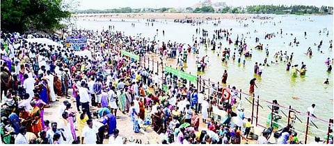 மக்களின் மகிழ்ச்சியைப் பெருக்கிய ஆடிப்பெருக்கு: புதுமணத் தம்பதிகள், பெண்கள் உற்சாகம்