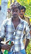மனைவியுடன் சேர்த்து வைக்கக் கோரி உயர் மின் அழுத்த கோபுரத்தில் ஏறிய கணவர்: 5 மணி நேர போராட்டத்துக்கு பின் மீட்பு