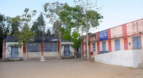 2 அரசு தொடக்கப் பள்ளிகள் மூடல்: திண்டுக்கல் மாவட்டத்தில் மேலும் 10 பள்ளிகள் மூடப்படும் அபாயம்