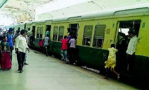 பறக்கும் ரயிலில் சாகசம் செய்யும் பள்ளிச் சிறுவர்கள்!- விபரீதம் நிகழும் முன் விழித்துக் கொள்ளுமா ரயில்வே துறை