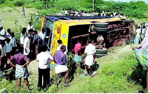 கள்ளக்குறிச்சி அருகே பள்ளி பேருந்து கவிழ்ந்து 30 மாணவர்கள் படுகாயம்