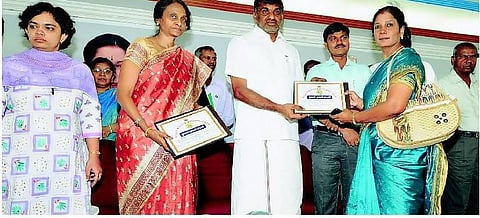 12,600 பட்டதாரி ஆசிரியர்கள் அரசு பள்ளிகளில் விரைவில் நியமனம்: அமைச்சர் வீரமணி தகவல்