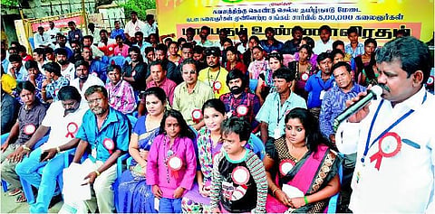 மேடை நிகழ்ச்சிகளுக்கு அனுமதி மறுக்கப்பட்டதால் வறுமையில் தவிக்கும் நடனக் கலைஞர்கள்