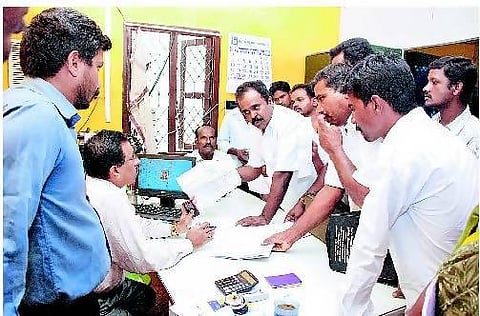 முதிர்வு தொகை கேட்டு தனியார் நிறுவனம் முற்றுகை: கிருஷ்ணகிரியில் ரூ.5 கோடி மோசடி?