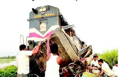 ஆட்டோ மீது ரயில் மோதல்: 20 பேர் பலி