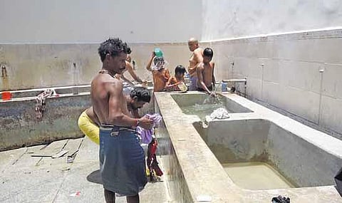 பழநி சரவணப் பொய்கையில் சொட்டு தண்ணீர் இல்லை: `காக்கை குளியல் போடும் நேர்த்திக்கடன் பக்தர்கள்