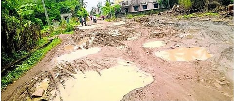 தடம் மாறிச் செல்லும் `ஸ்மால்’ பஸ்கள்: மோசமான சாலைகளால் பரிதவிக்கும் கிராம மக்கள்