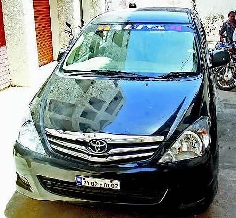 காரில் கடத்திய 14 கிலோ தங்கம் பறிமுதல் : 2 இளைஞர்கள் கைது - கடல் வழியாக தமிழகத்துக்குக் கொண்டு வரப்பட்டது