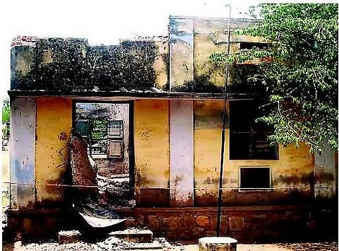 வல்லநாட்டில் இடிந்தது அரசு பள்ளிக் கட்டிடம்: பெற்றோர் அதிர்ச்சி; அதிகாரிகள் மீது புகார்