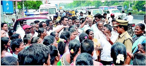 பிஏசிஎல் ரூ.1 கோடி சீட்டு மோசடி: மறியலால் அண்ணா சாலையில் போக்குவரத்து பாதிப்பு