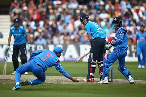 அஸ்வின், தோனி அபாரம்: 227 ரன்களுக்குச் சுருண்டது இங்கிலாந்து